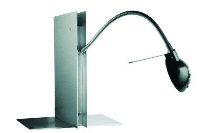 Oskar Regalleuchte von Ingo Maurer: Silberfarbene Regalleuchte mit flexiblem Arm und schwarzem Lampenschirm.